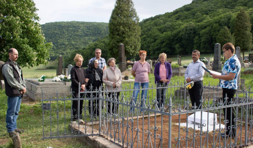 emléktábla avatás a II. világháborúban elesett hősökért. Odhalen 