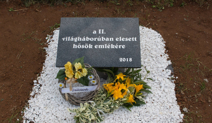 emléktábla avatás a II. világháborúban elesett hősökért. Odhalen