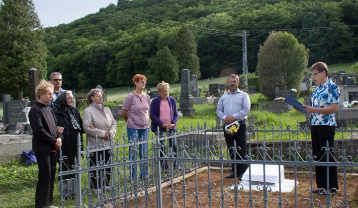 emléktábla avatás a II. világháborúban elesett hősökért. Odhalen
