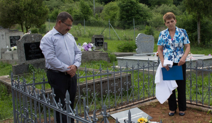 emléktábla avatás a II. világháborúban elesett hősökért. Odhalen